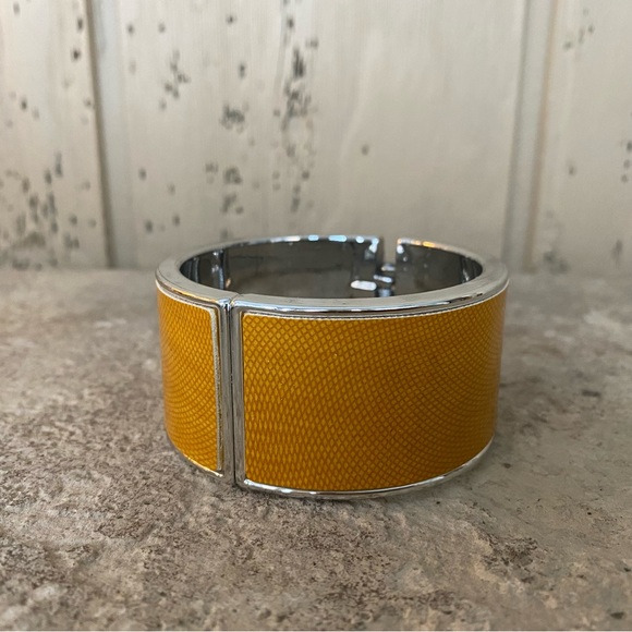 New condition bangle bracelet with hinged opening. - Picture 1 of 6